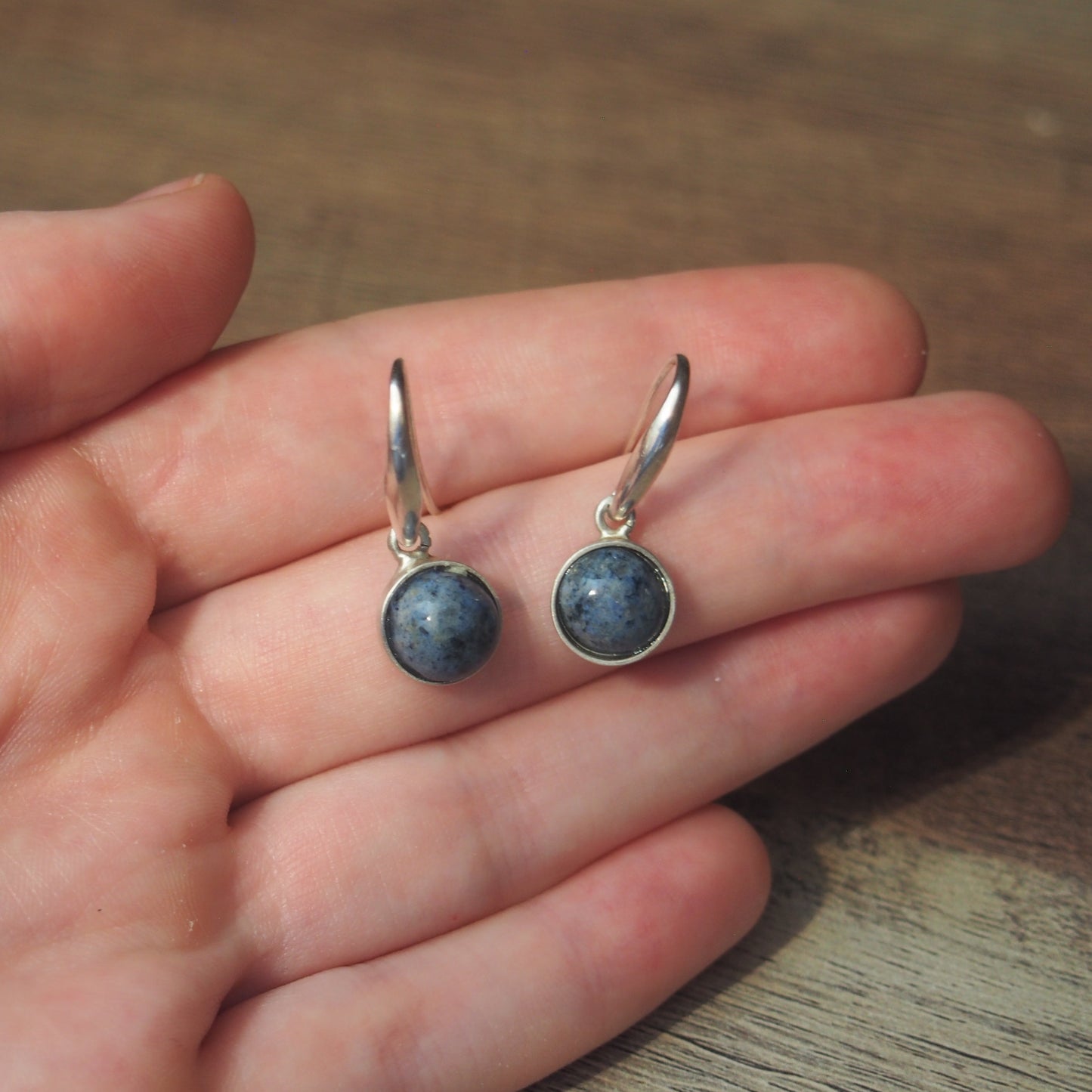 boucles d'oreilles sur une main avec pierre aventurine bleue