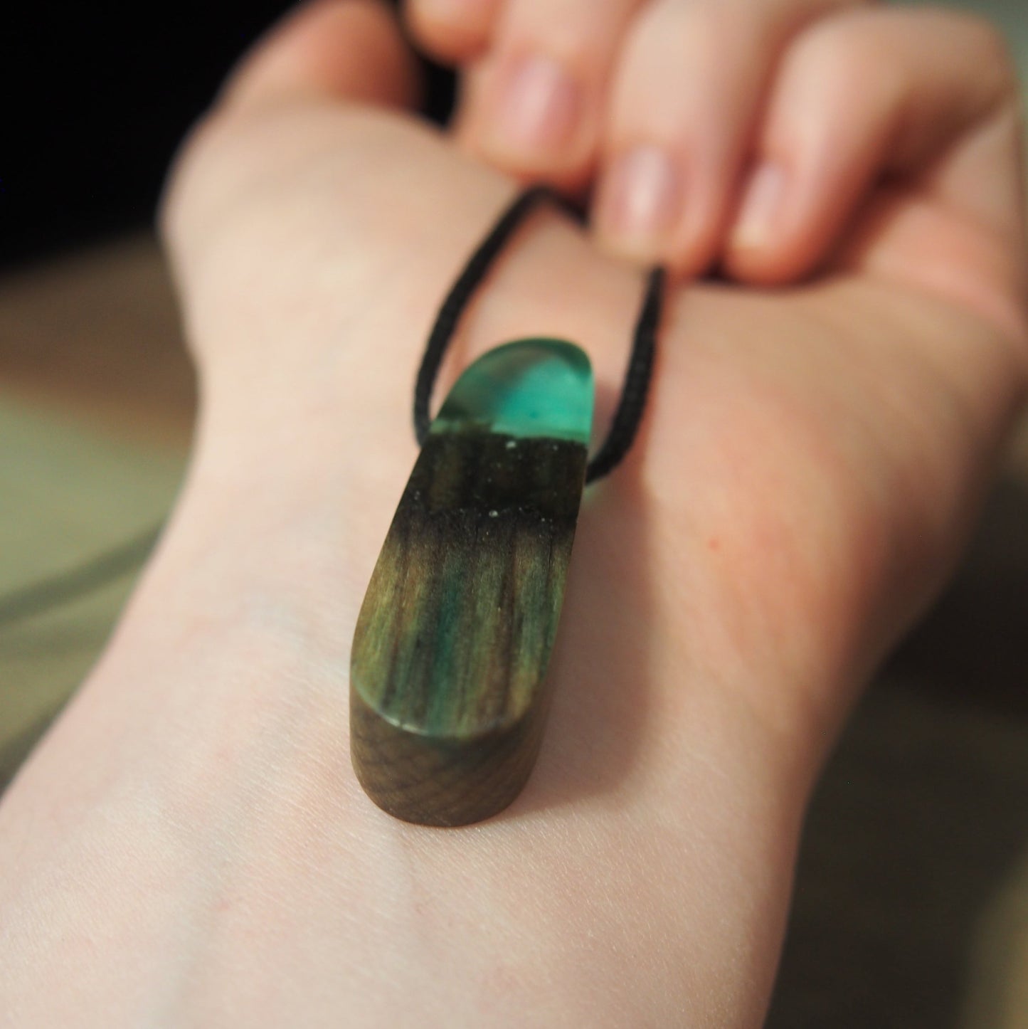 collier artisanal bois et resine design unique