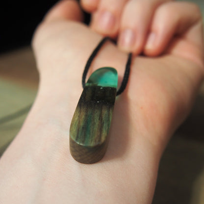collier artisanal bois et resine design unique