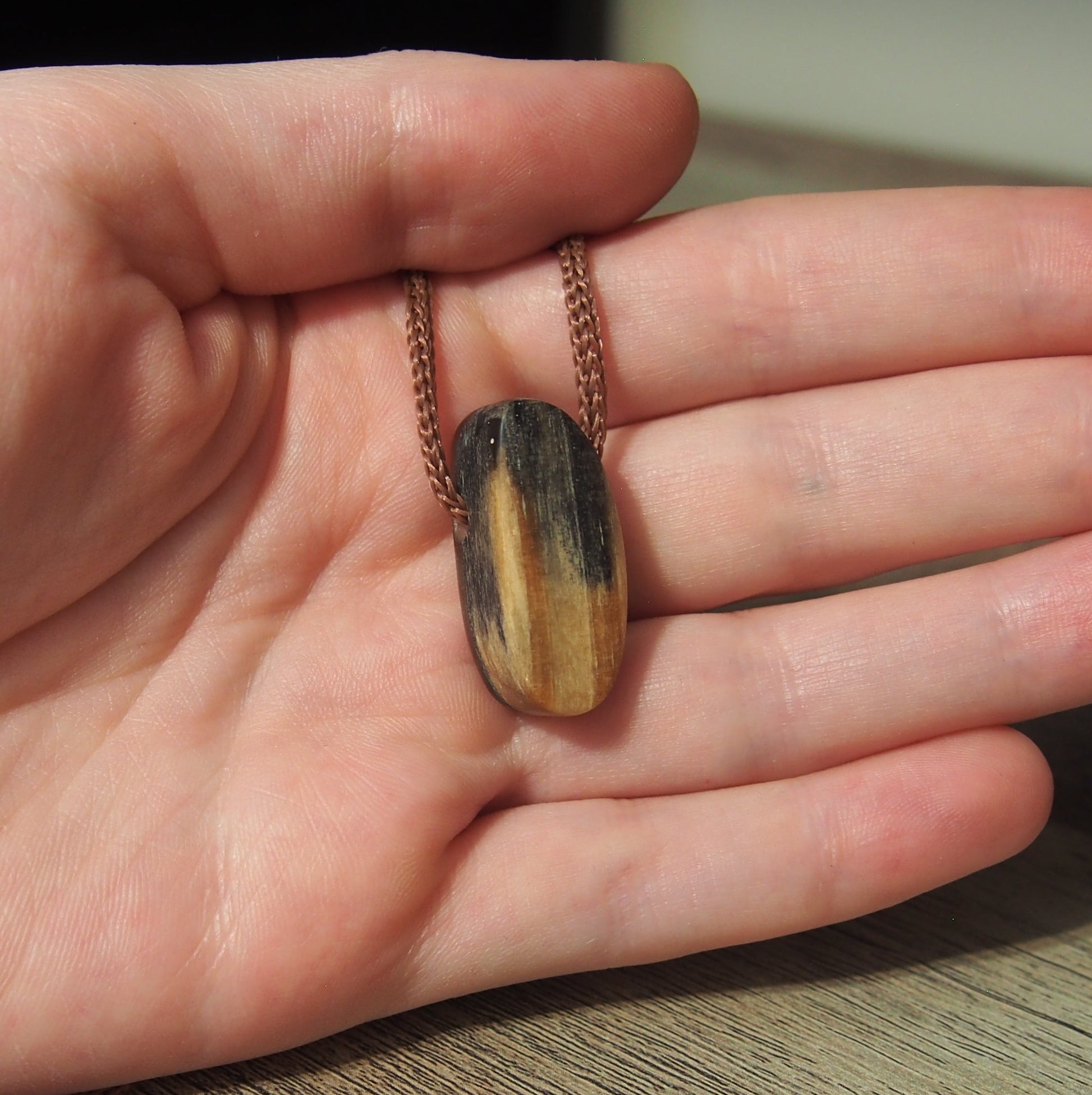 collier artisanal bois resine unique creation femme
