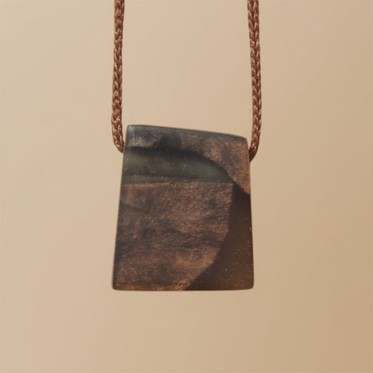 collier artisanal en bois resine