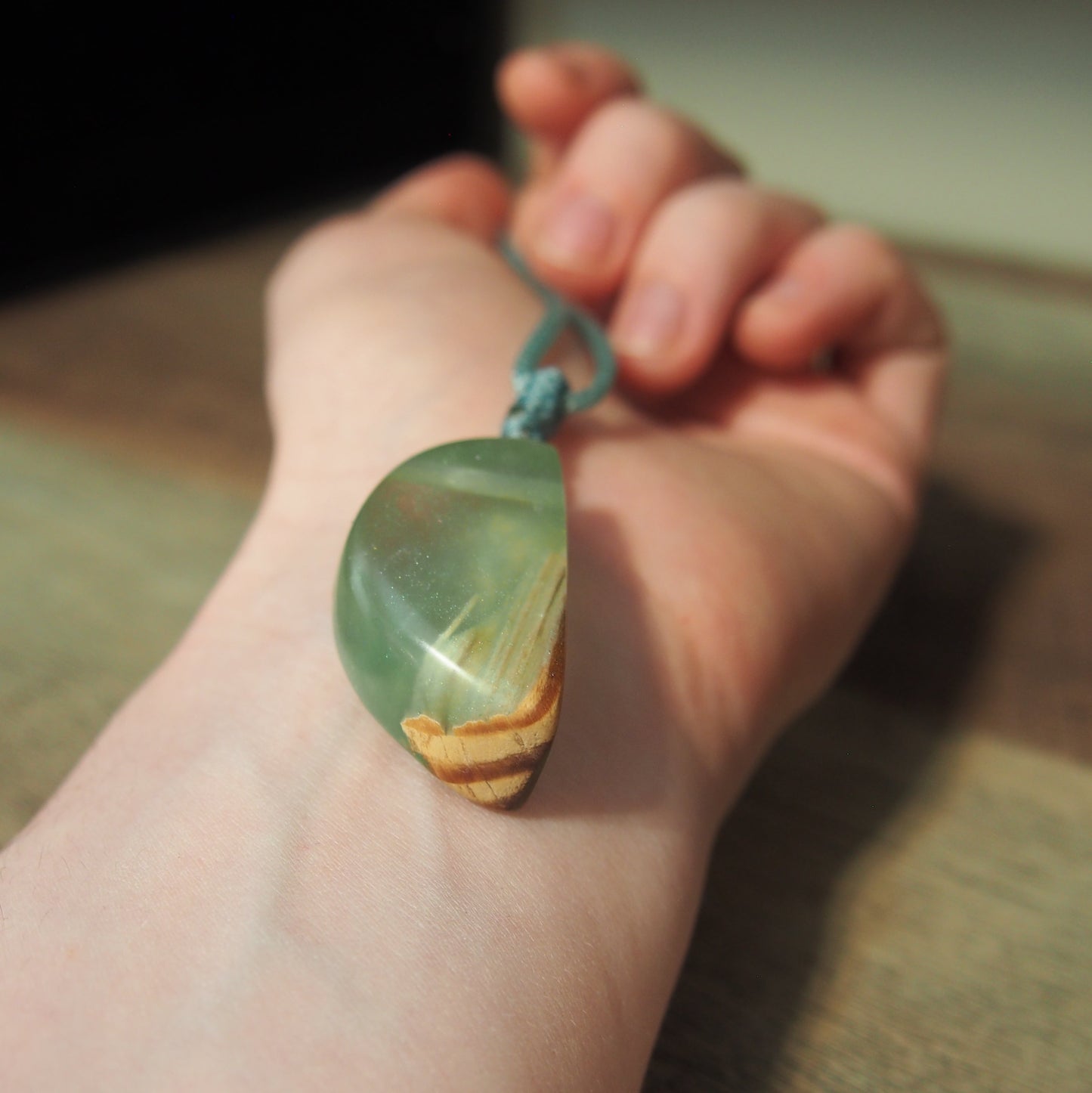 collier bois et resine fait main design unique