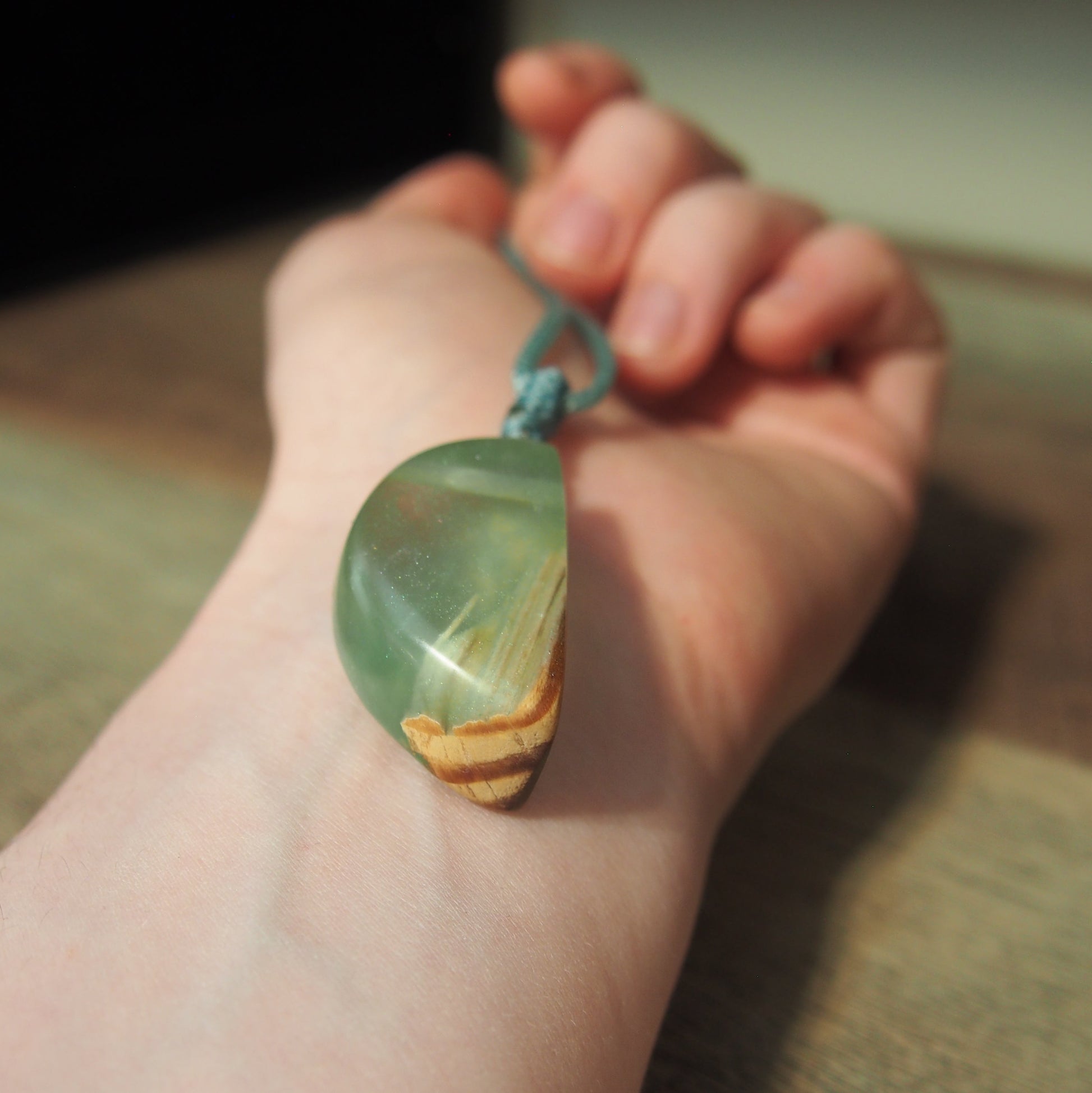 collier bois et resine fait main design unique