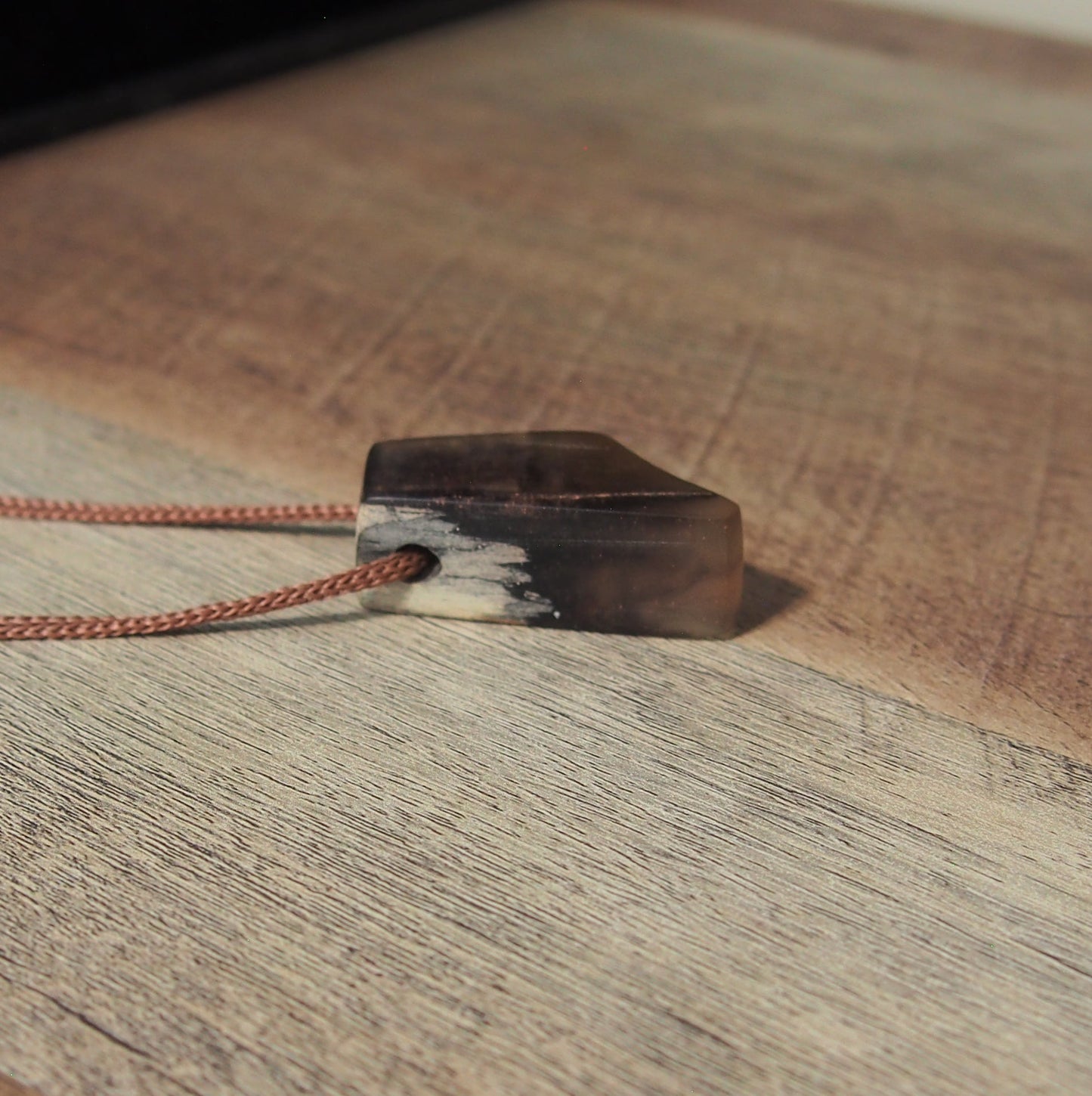 collier bois et resine unique cadeau artisanal femme