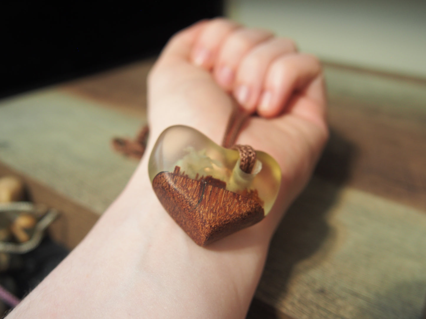 collier bois naturel resine design artisanal unique