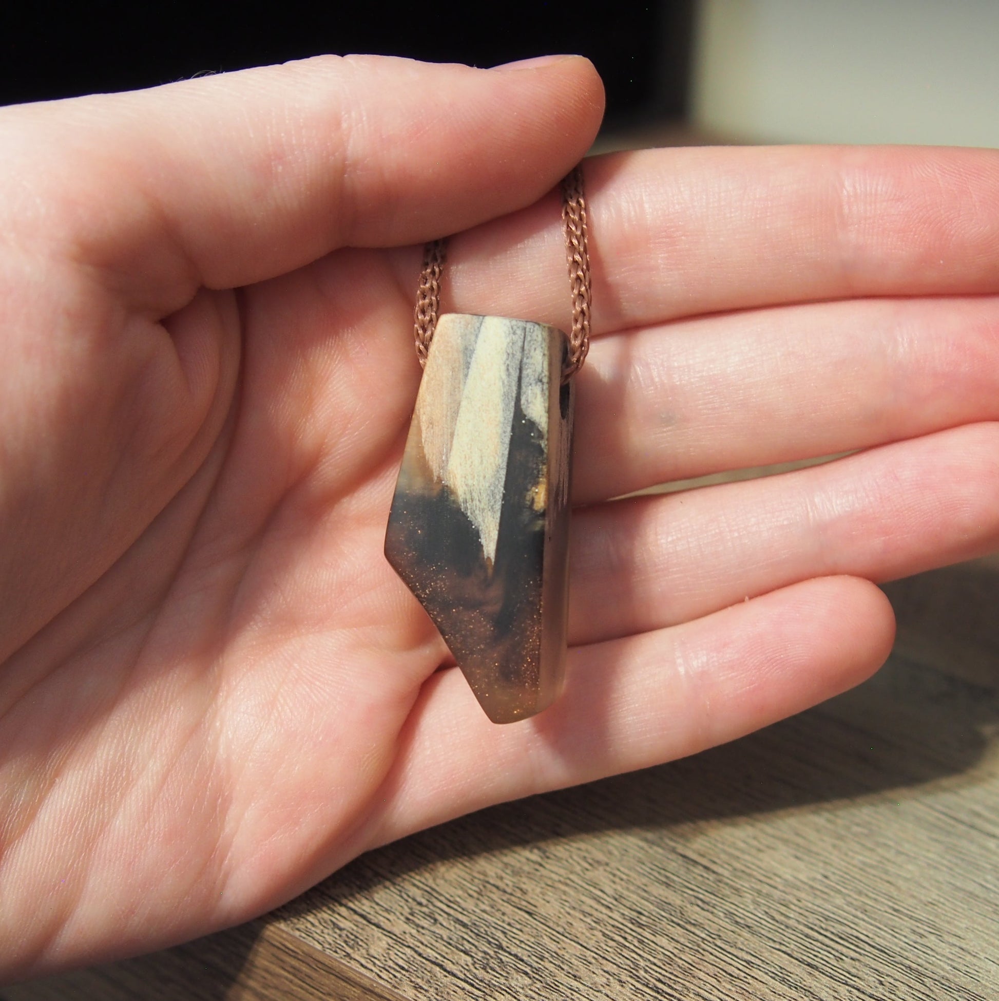 collier bois naturel resine fait main artisanal