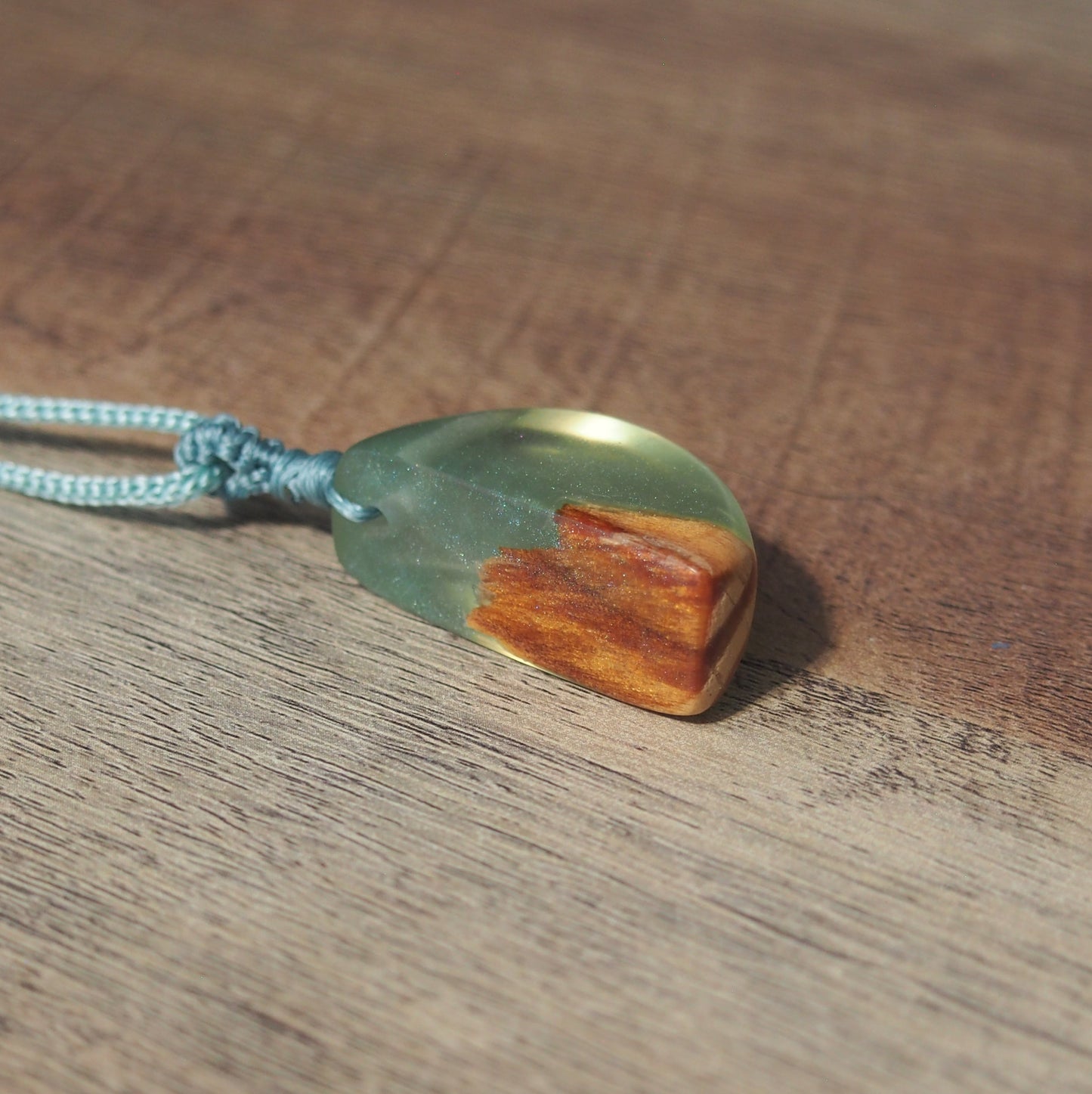 collier bois resine style elegant femme artisanale