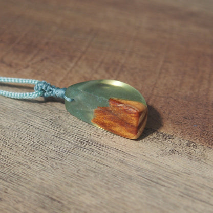 collier bois resine style elegant femme artisanale