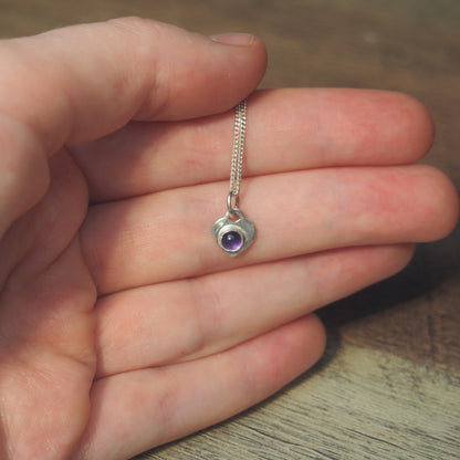 collier-pour-femme-en-argent-cœur-en-améthyste sur une main