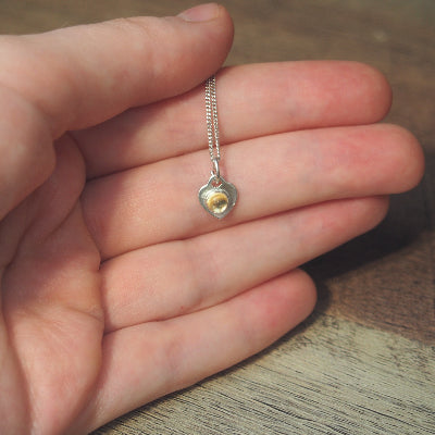 collier pour femme en argent cœur en citrine sur une main