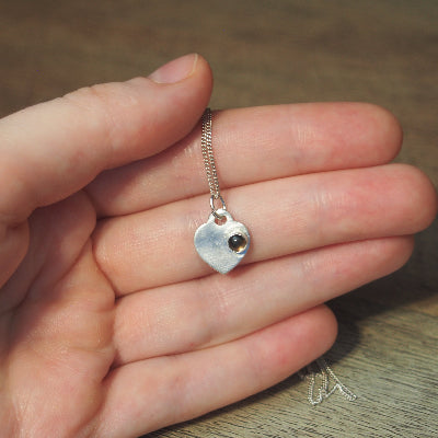 collier pour femme en argent cœur en quartz fumé sur une main