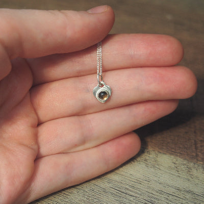 collier pour femme en argent cœur en quartz fumé sur une main
