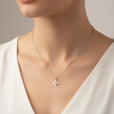 collier pour femme en argent fleur en quartz blanche