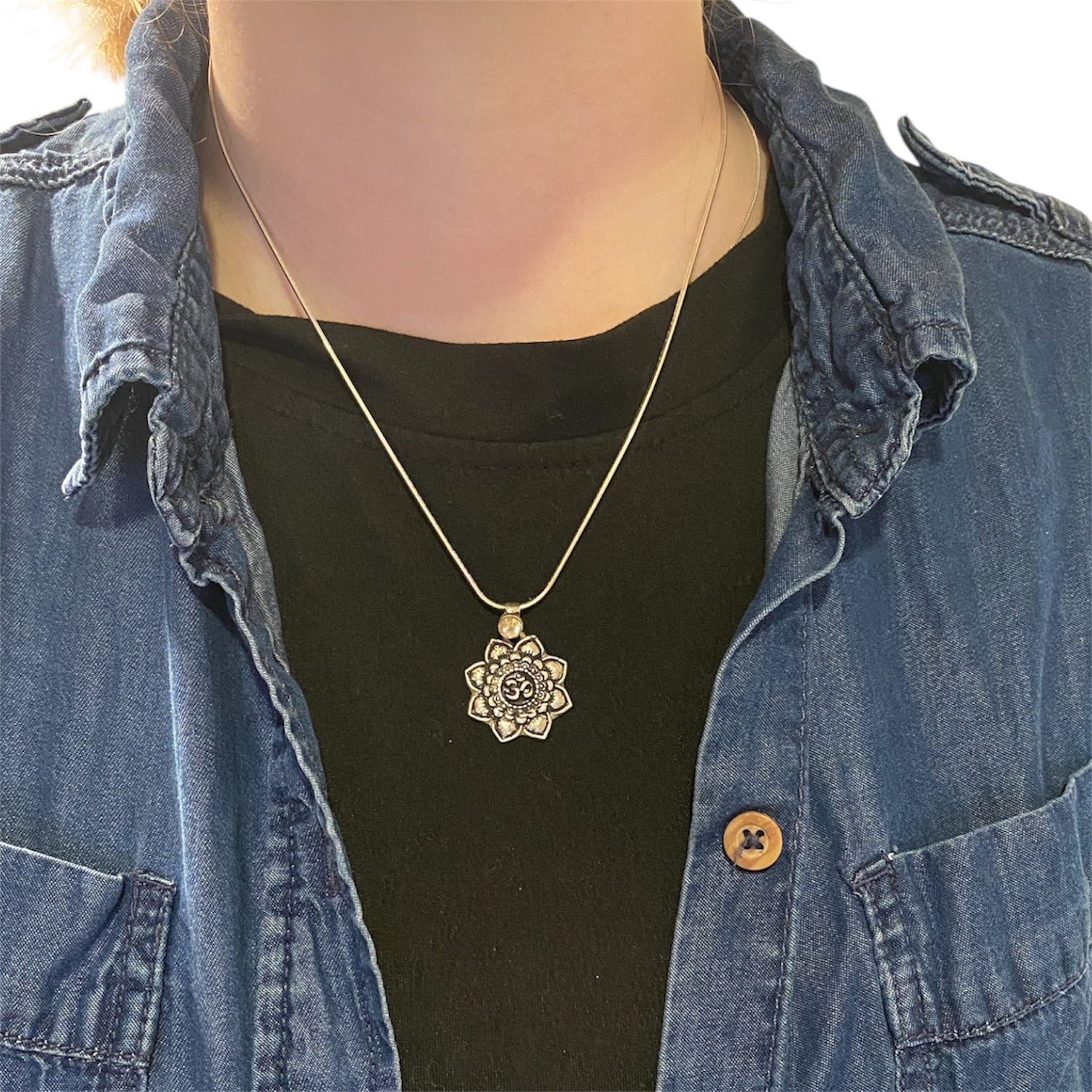 collier pour femme en argent mandala om quartz blanc sur un coup d'une femme