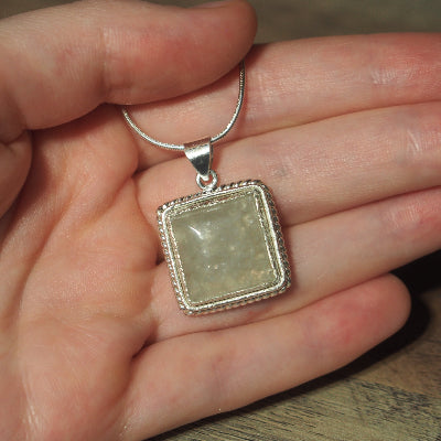 collier pour femme en argent quartz fumé naturel sur une main