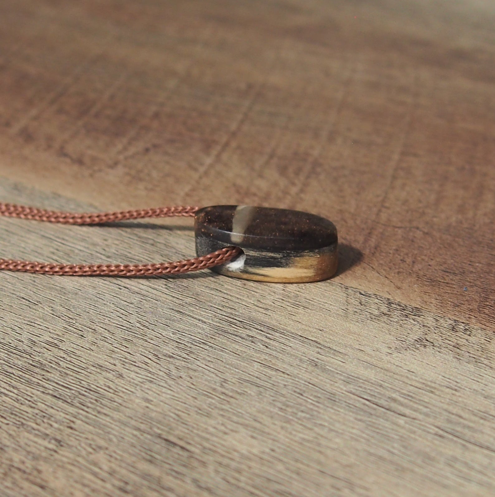 pendentif artisanal bois resine creation elegant femme