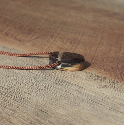 pendentif artisanal bois resine creation elegant femme