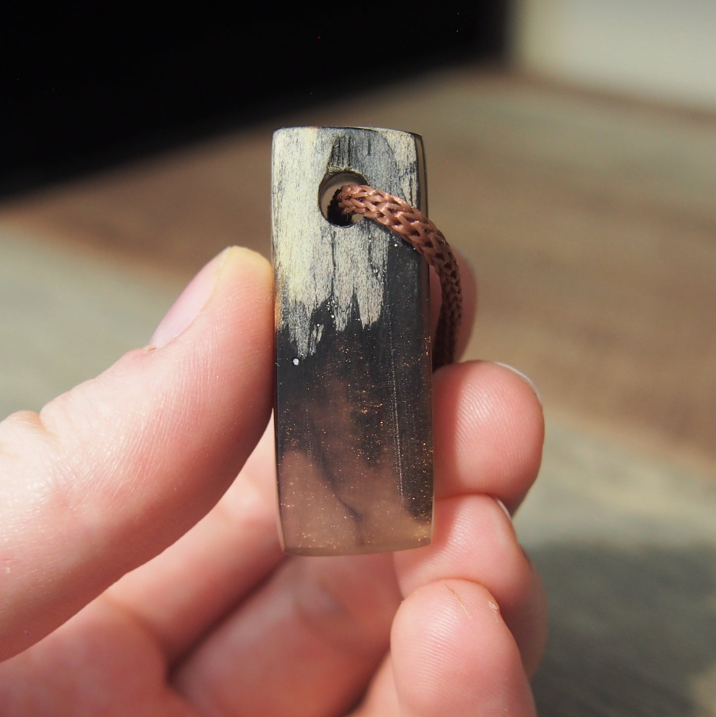 pendentif artisanal bois resine elegant femme unique
