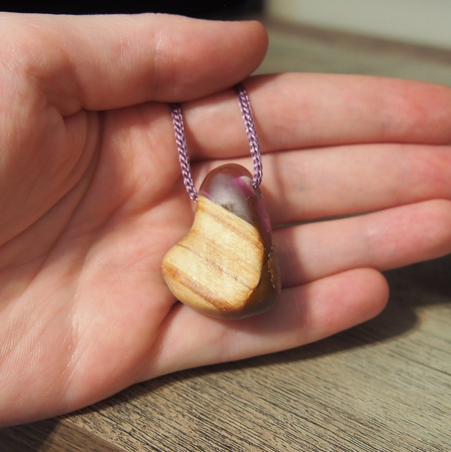 pendentif artisanal bois resine fait main design