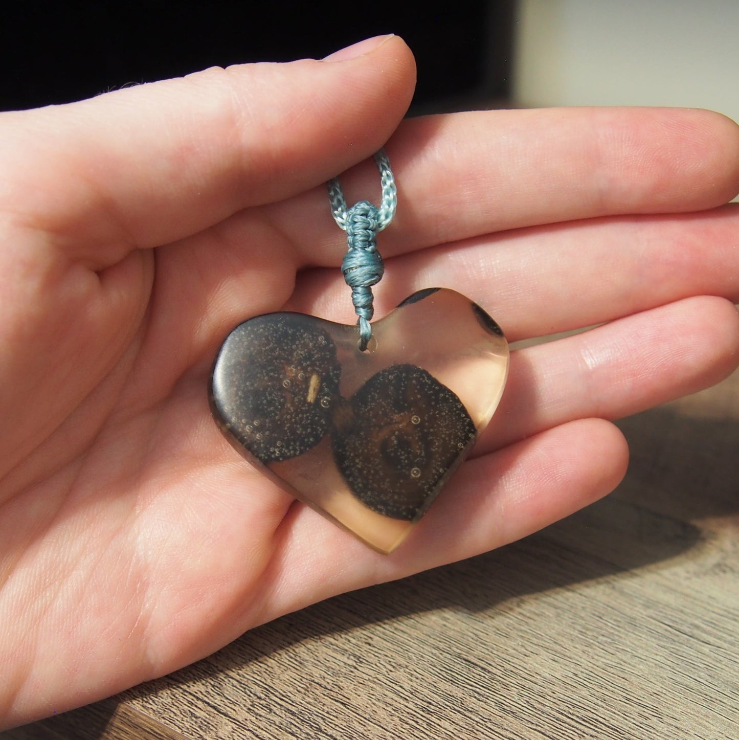 pendentif bois et resine bijou unique femme
