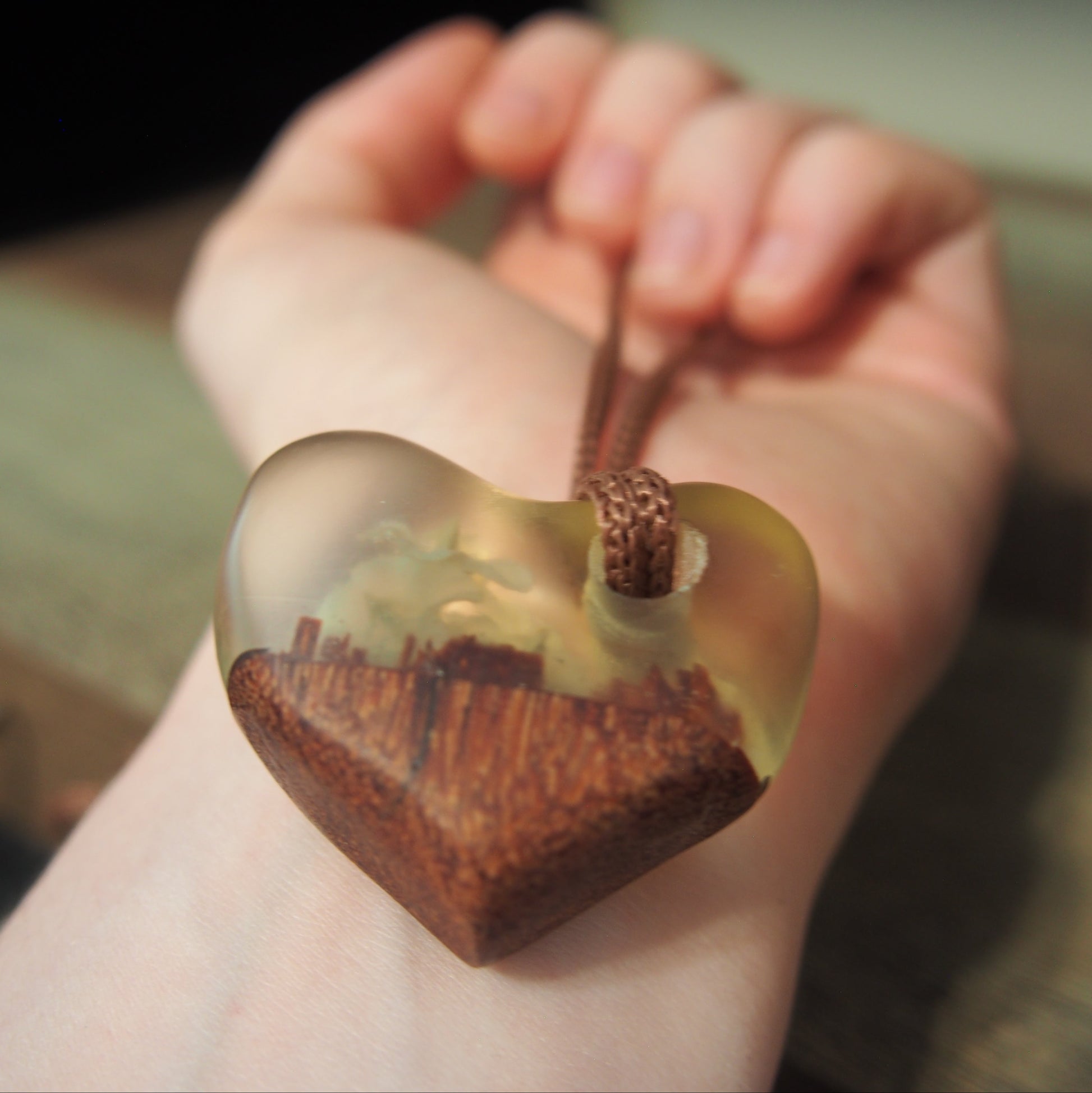 pendentif bois et resine cadeau elegant femme