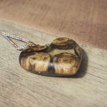 pendentif bois et resine cadeau fait main