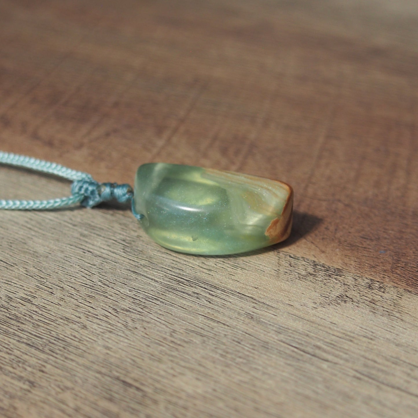 pendentif bois et resine creation cadeau unique