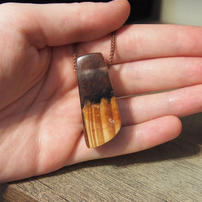 pendentif bois et resine elegant cadeau artisanal