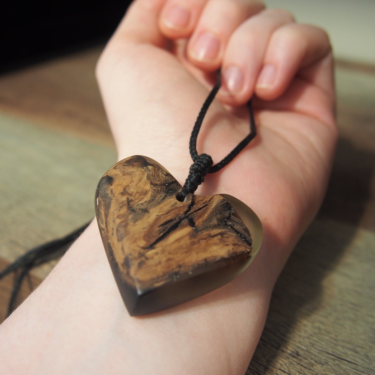 pendentif bois et resine fait main elegant