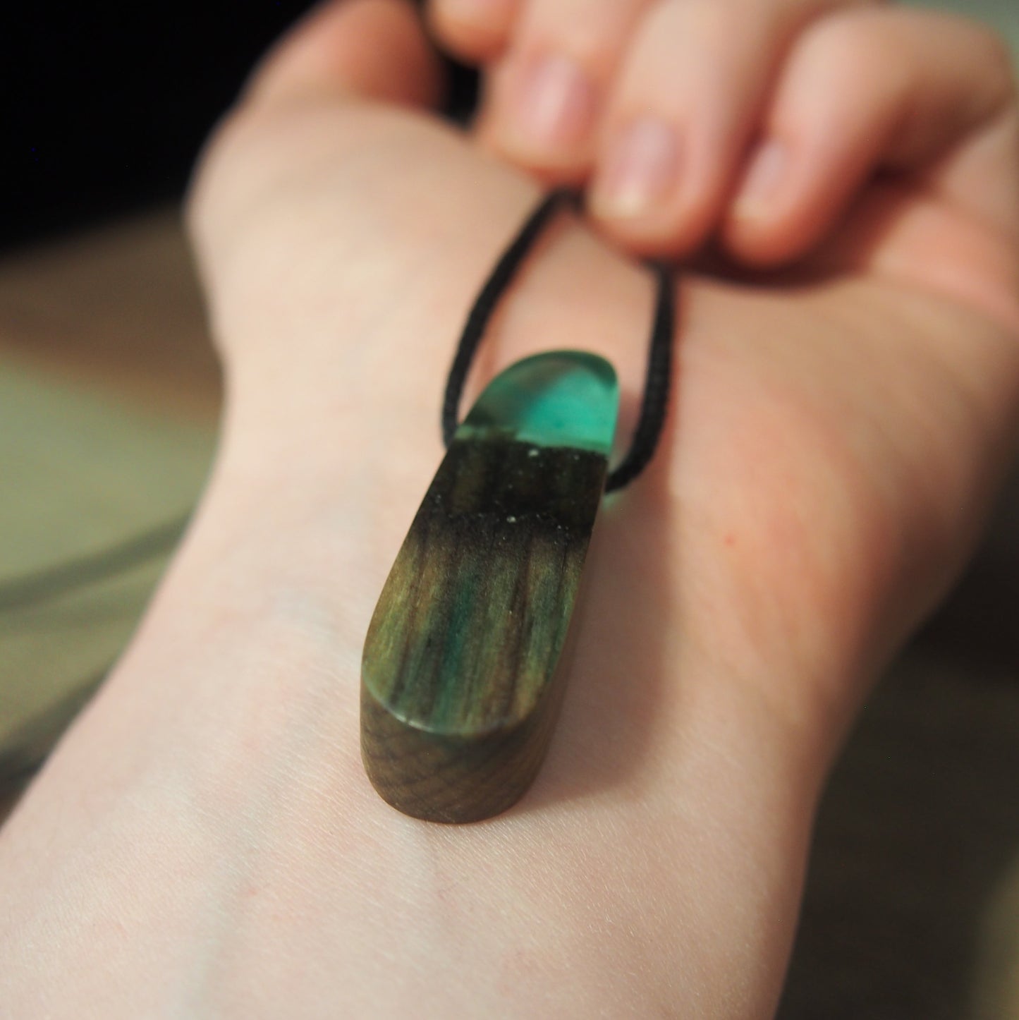 pendentif bois naturel et resine artisanale femme
