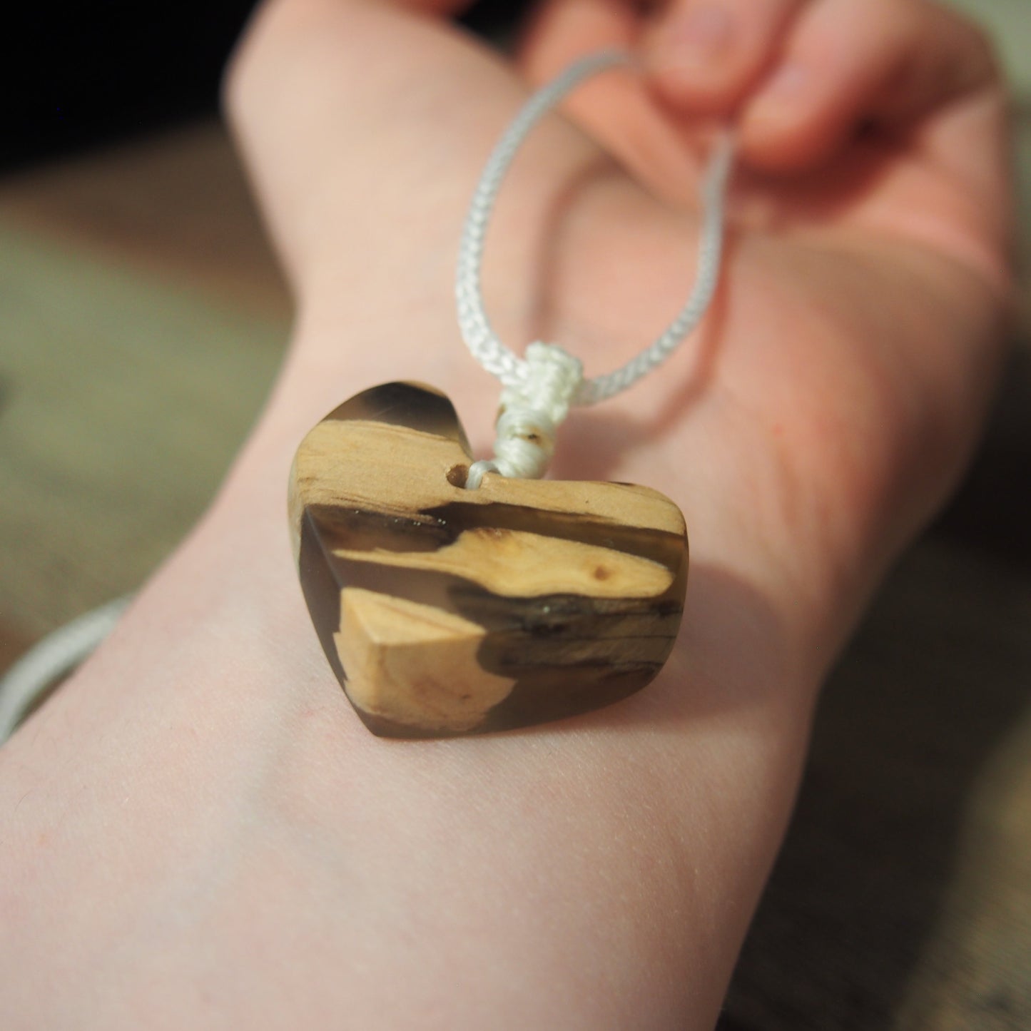 pendentif bois naturel resine creation unique femme