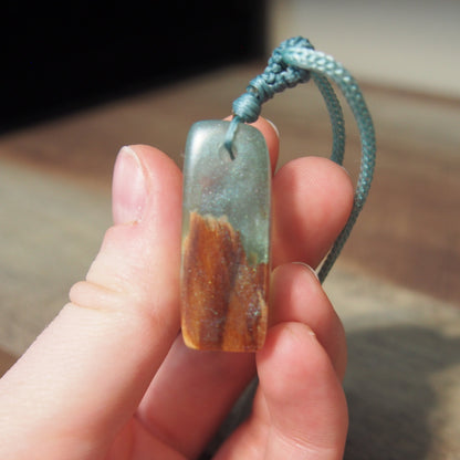 pendentif bois resine cadeau artisanal elegant femme
