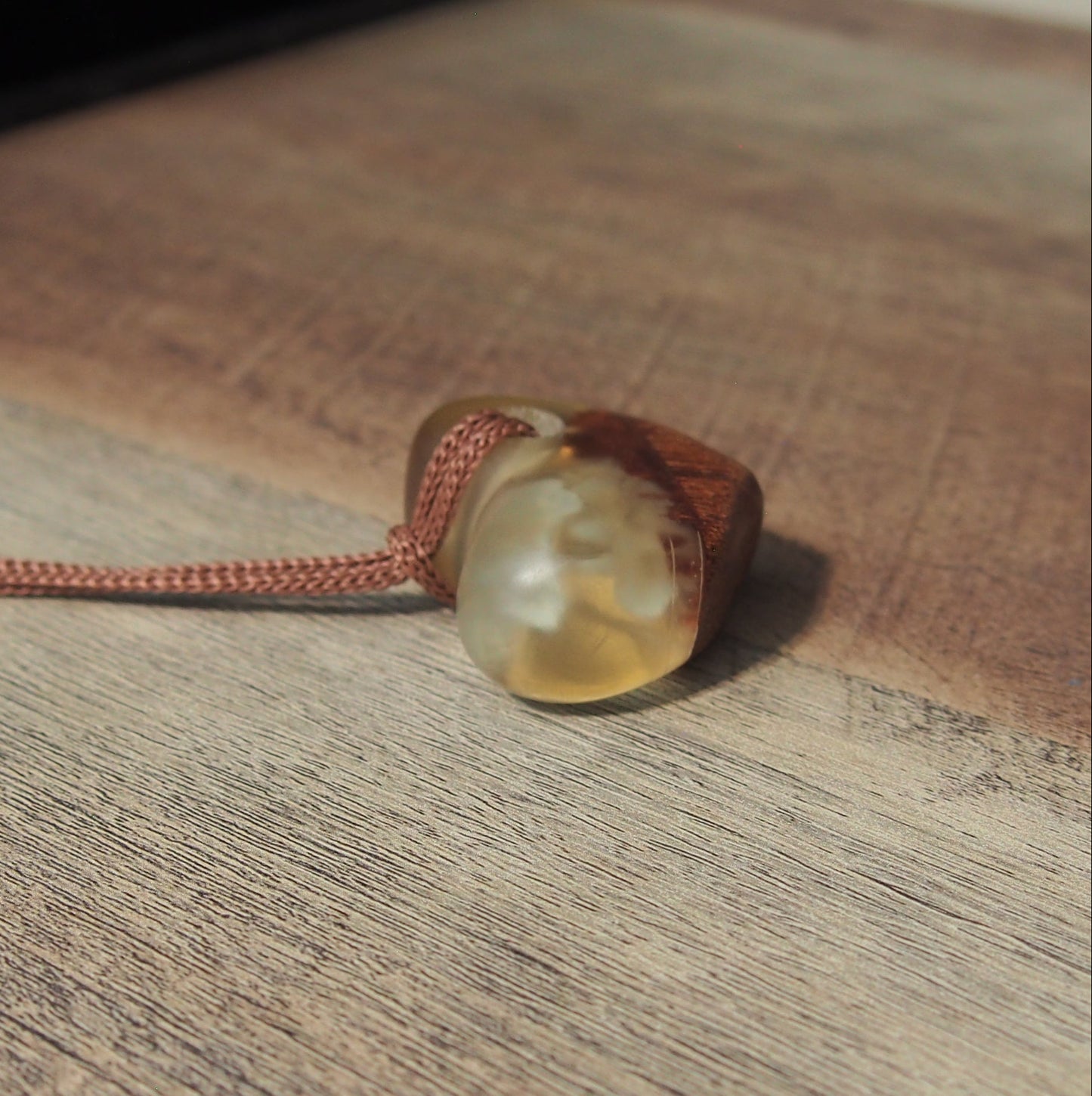 pendentif bois resine creation elegant fait main