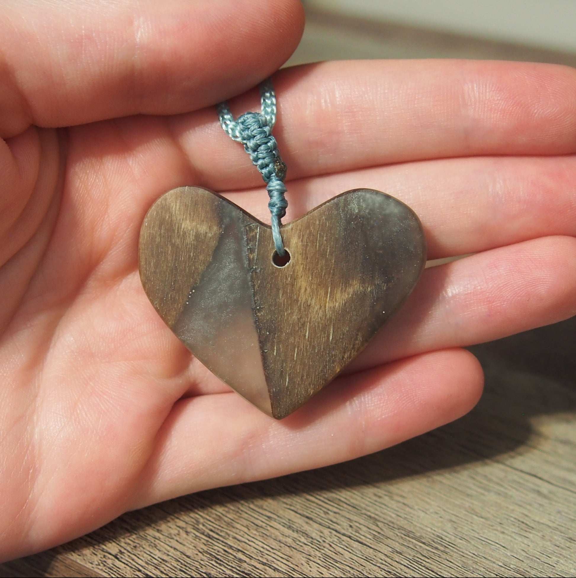 pendentif bois resine fait main cadeau original