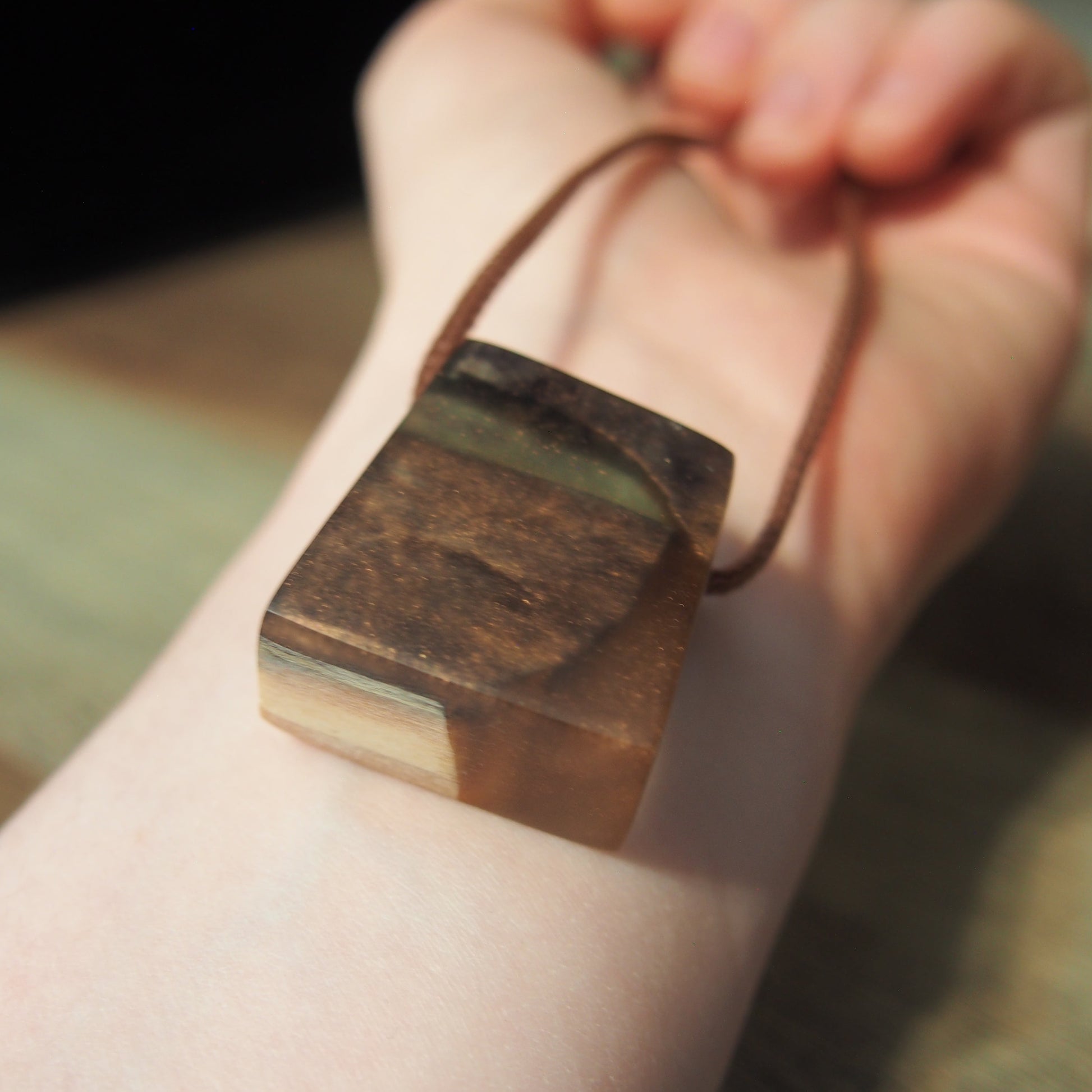 pendentif bois resine unique fait main artisanal