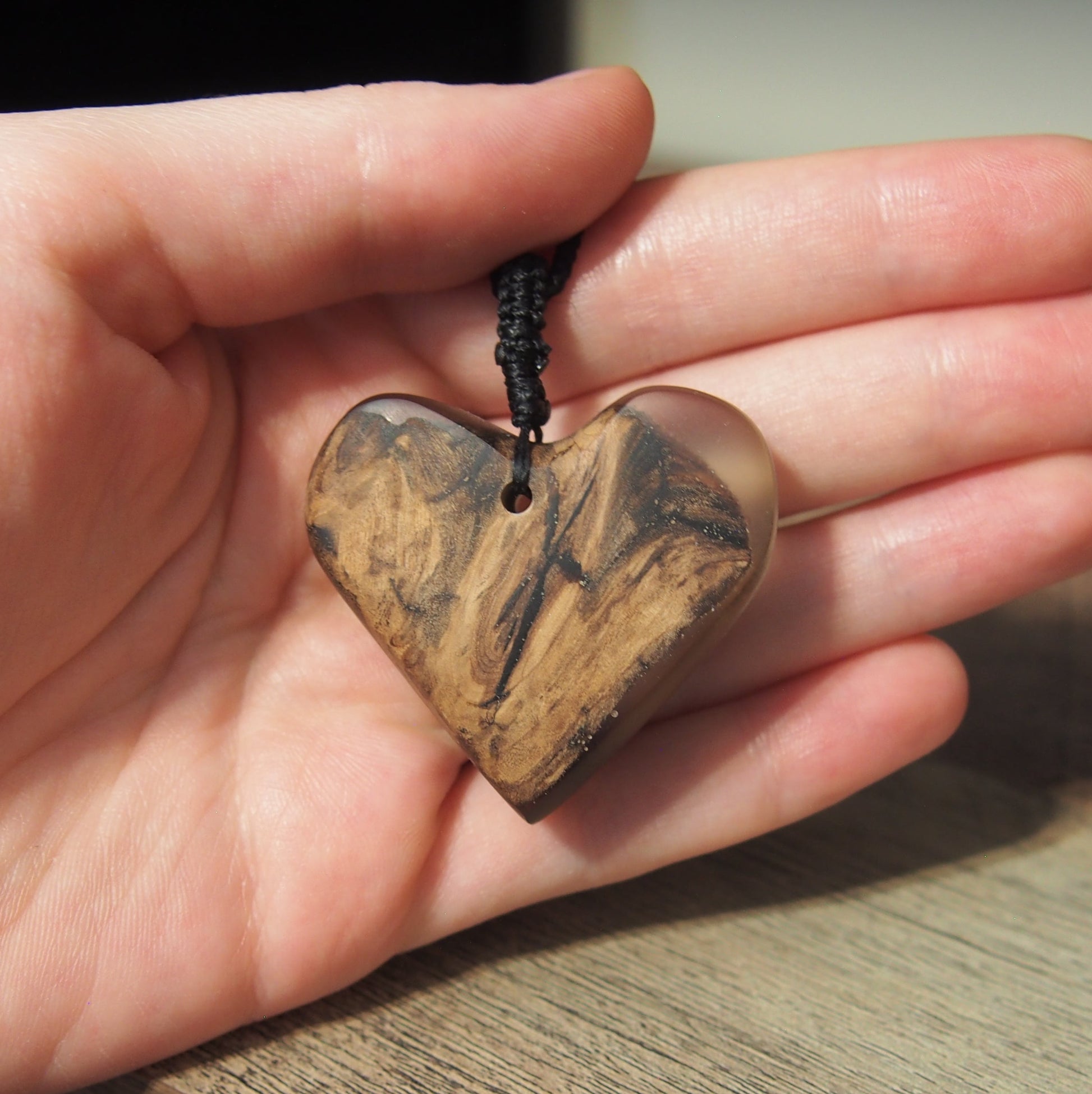 pendentif resine bois design fait main femme