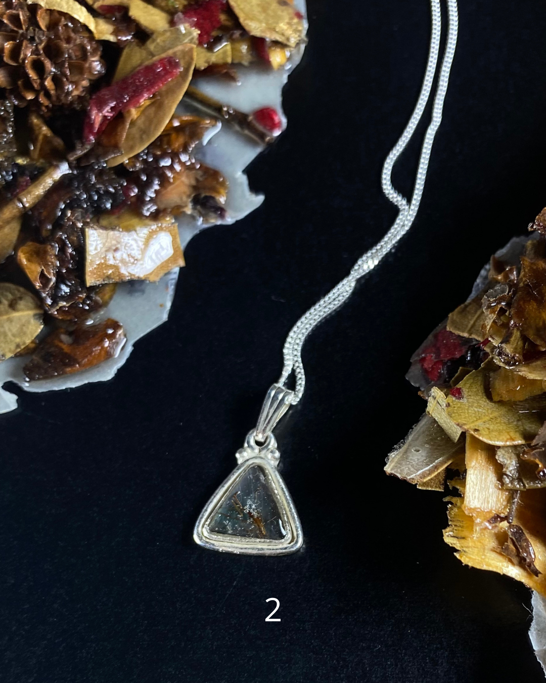 Colliers triangles quartz blanc, coquillage coloré en Argent Sterling | Creationsjeanne