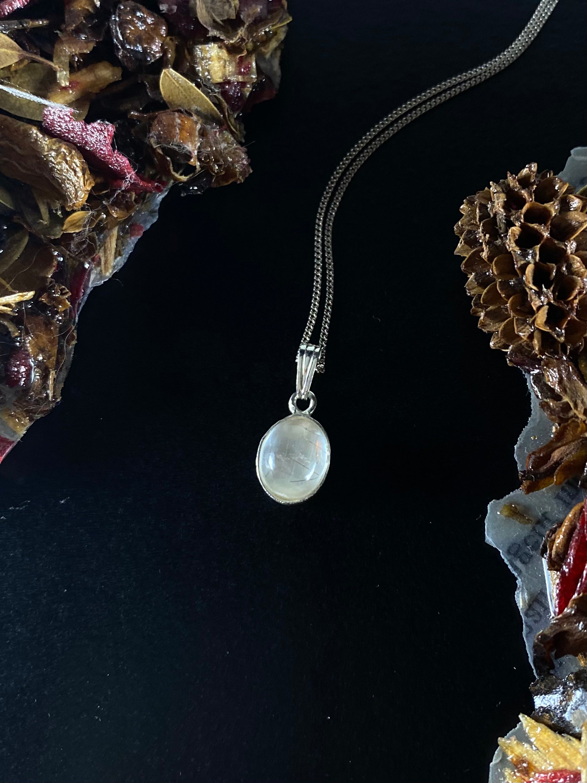 Collier Quartz blanc, coquillage & lotus gravé en Argent Sterling | Creationsjeanne