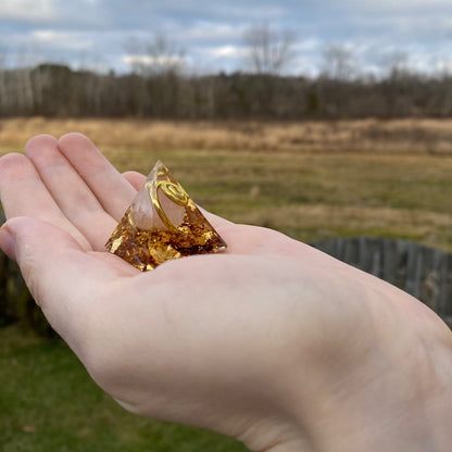 petite pyramide | pierre quartz rose sur une main