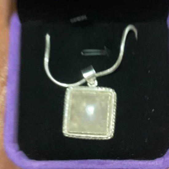 Découvrez l'élégance mystique de notre collier en argent sterling, orné d'un quartz fumé et d'un pendentif gravé en forme de main. Conçu avec soin, ce bijou unique allie la beauté naturelle de la pierre à la finesse du travail artisanal. Offrez-vous une pièce raffinée qui évoque la force, la protection et le style intemporel.