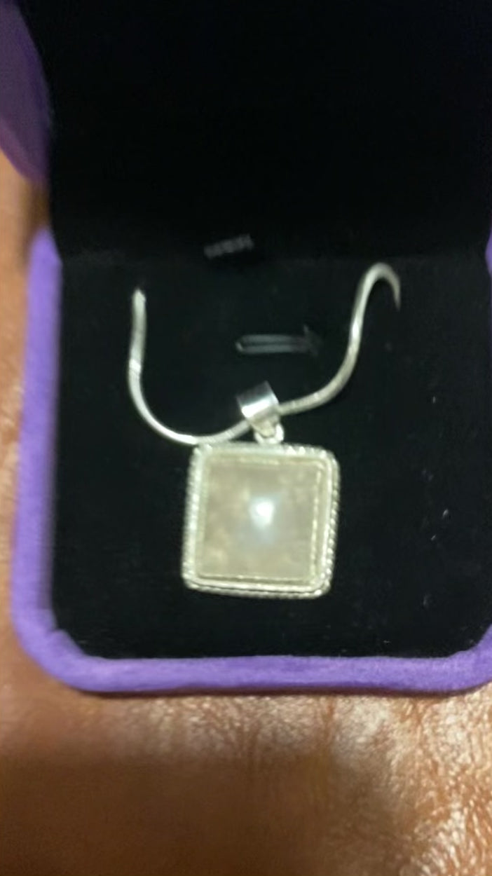 Découvrez l'élégance mystique de notre collier en argent sterling, orné d'un quartz fumé et d'un pendentif gravé en forme de main. Conçu avec soin, ce bijou unique allie la beauté naturelle de la pierre à la finesse du travail artisanal. Offrez-vous une pièce raffinée qui évoque la force, la protection et le style intemporel.